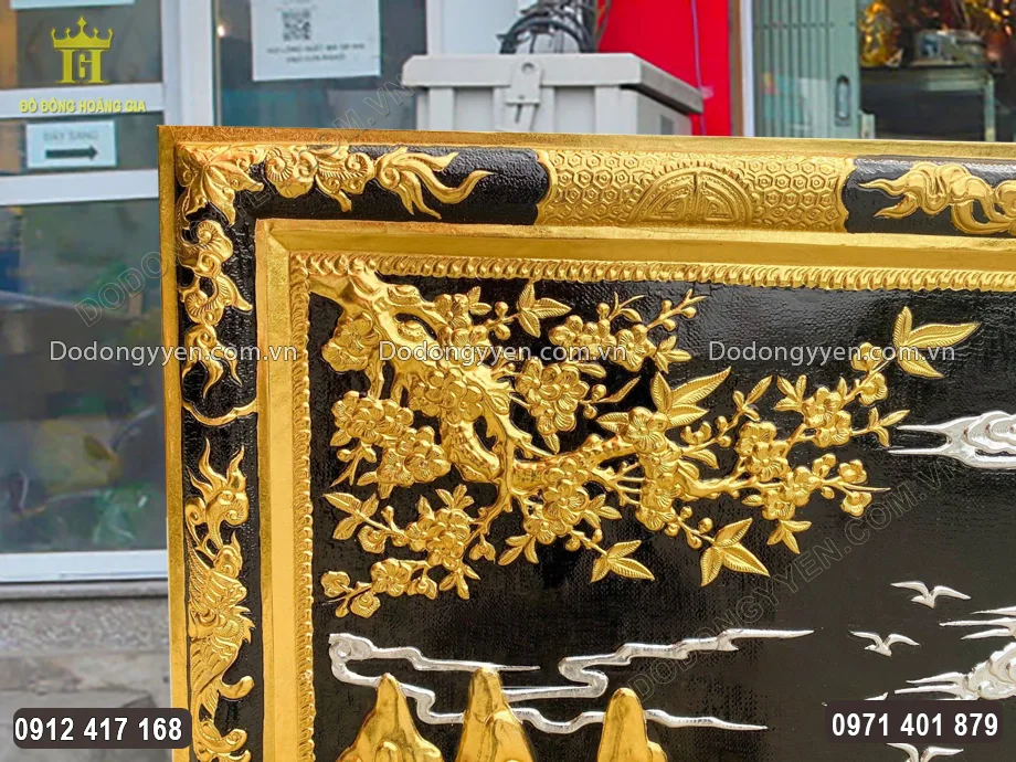 Khung tranh liền đồng, chạm th&uacute;c hoa văn sắc n&eacute;t, tinh tế